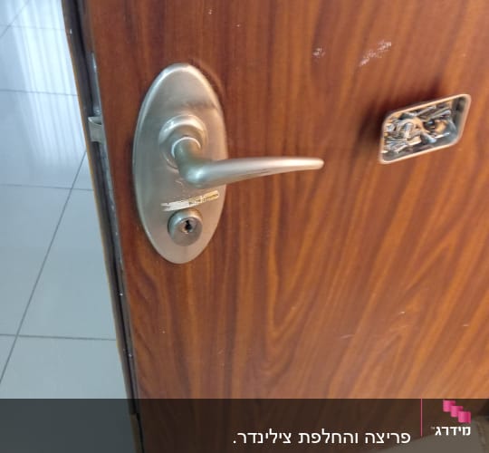 עבודת תיקון מנעול וידית בדלת ממ"ד במהלך פירוק